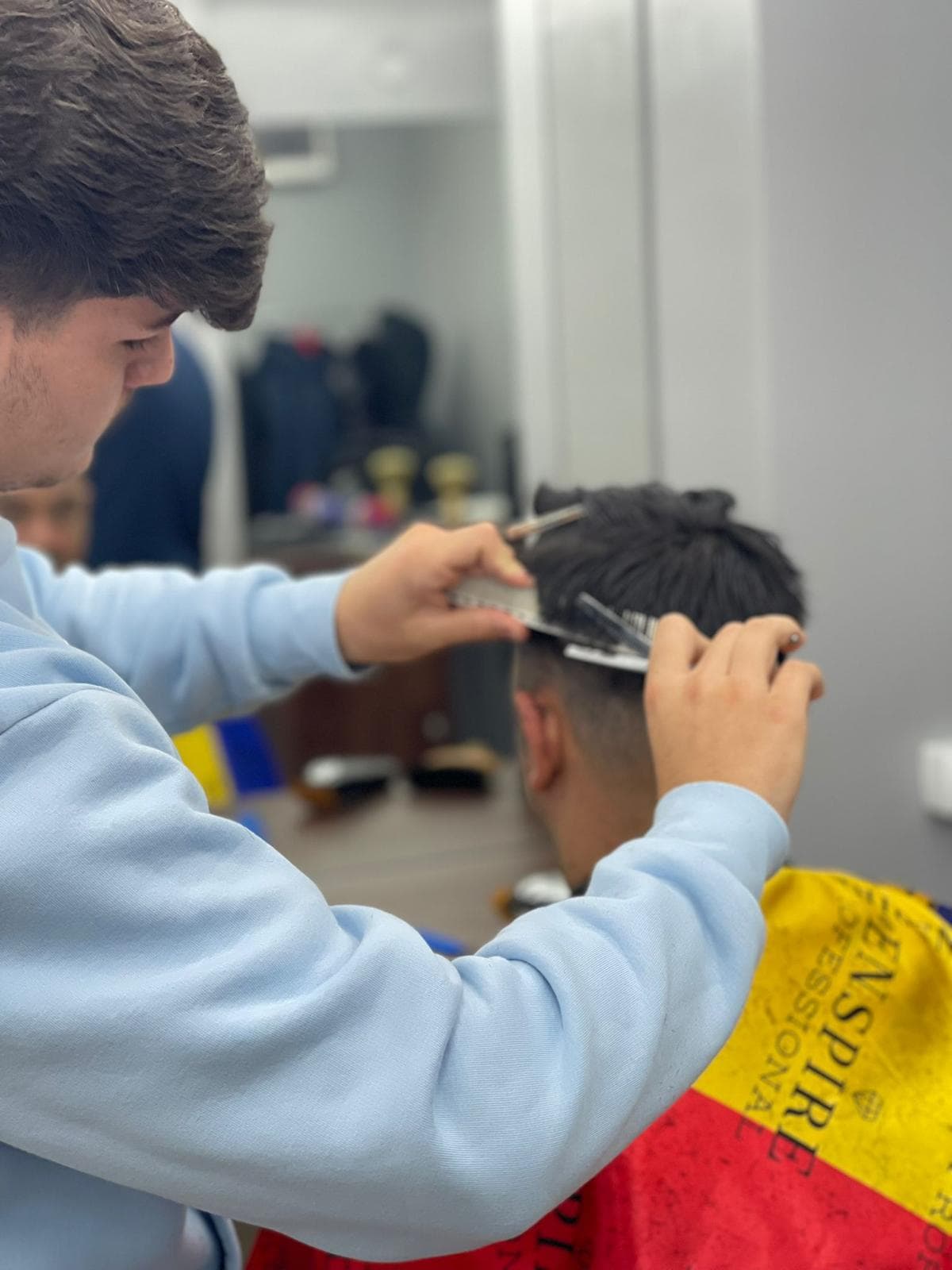 Cursant sub 18 ani la cursul de frizerie PointCut Pitești, la lucru pe model real sub supravegherea instructorului — imaginea 11