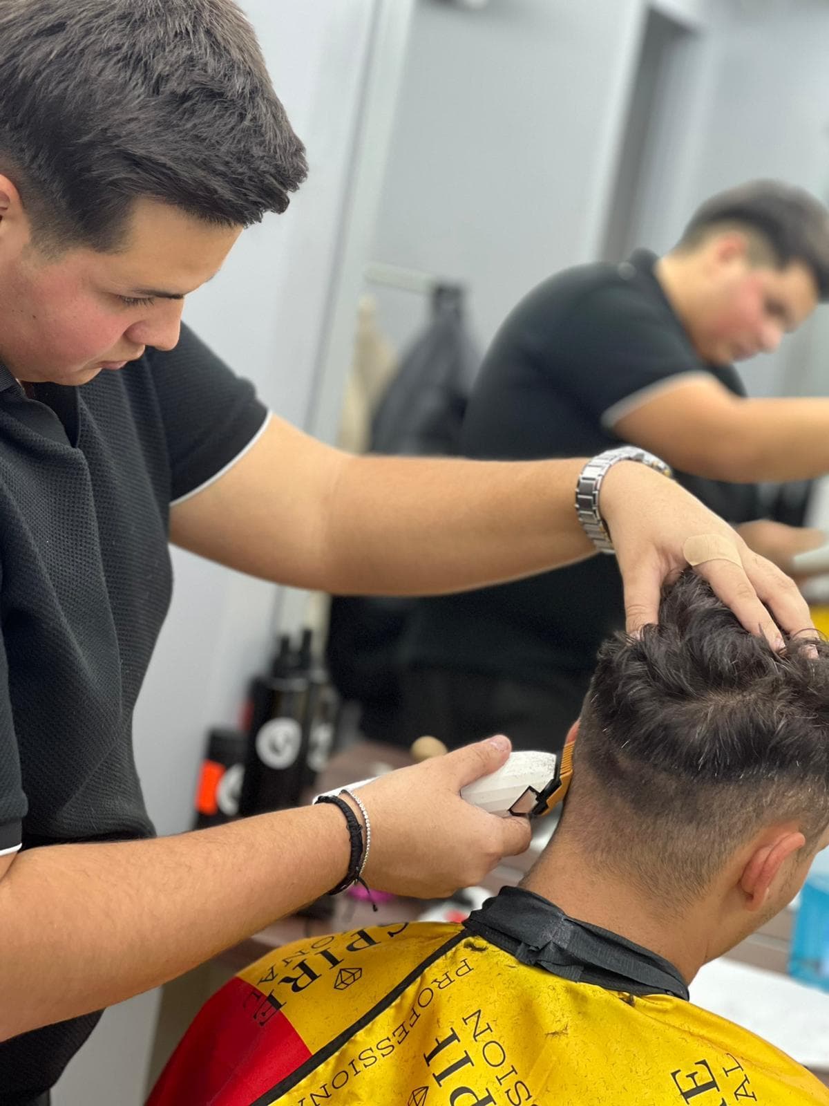 Cursant sub 18 ani la cursul de frizerie PointCut Pitești, la lucru pe model real sub supravegherea instructorului — imaginea 12