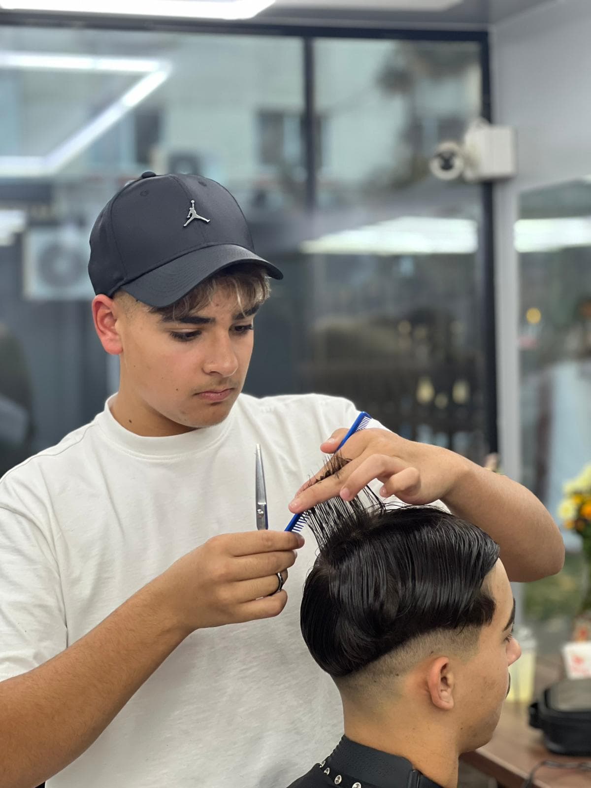 Cursant sub 18 ani la cursul de frizerie PointCut Pitești, la lucru pe model real sub supravegherea instructorului — imaginea 13