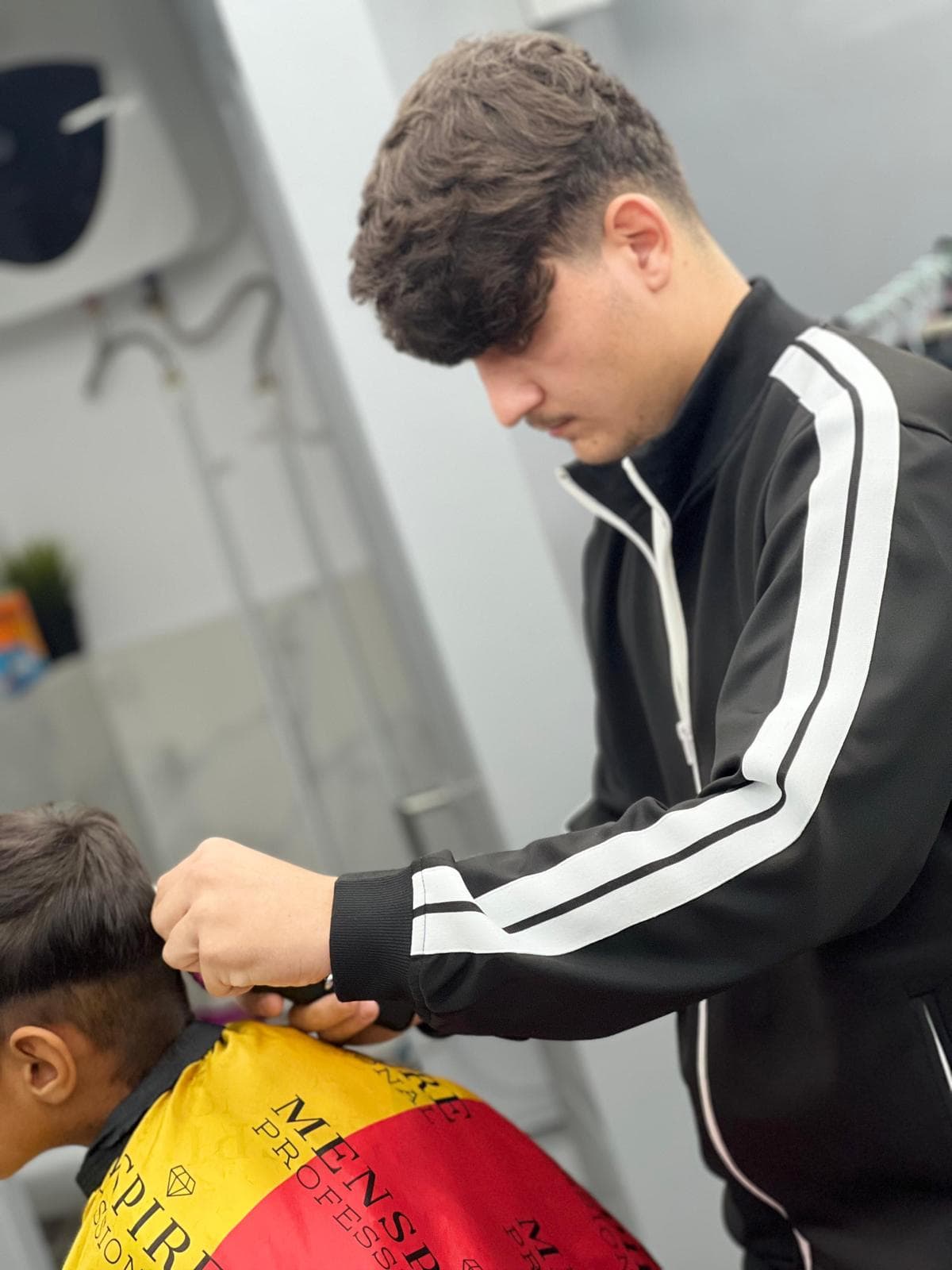 Cursant sub 18 ani la cursul de frizerie PointCut Pitești, la lucru pe model real sub supravegherea instructorului — imaginea 14