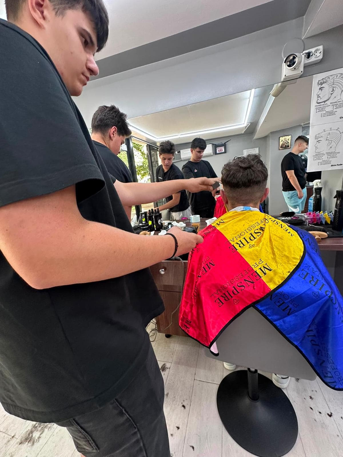 Cursant sub 18 ani la cursul de frizerie PointCut Pitești, la lucru pe model real sub supravegherea instructorului — imaginea 16