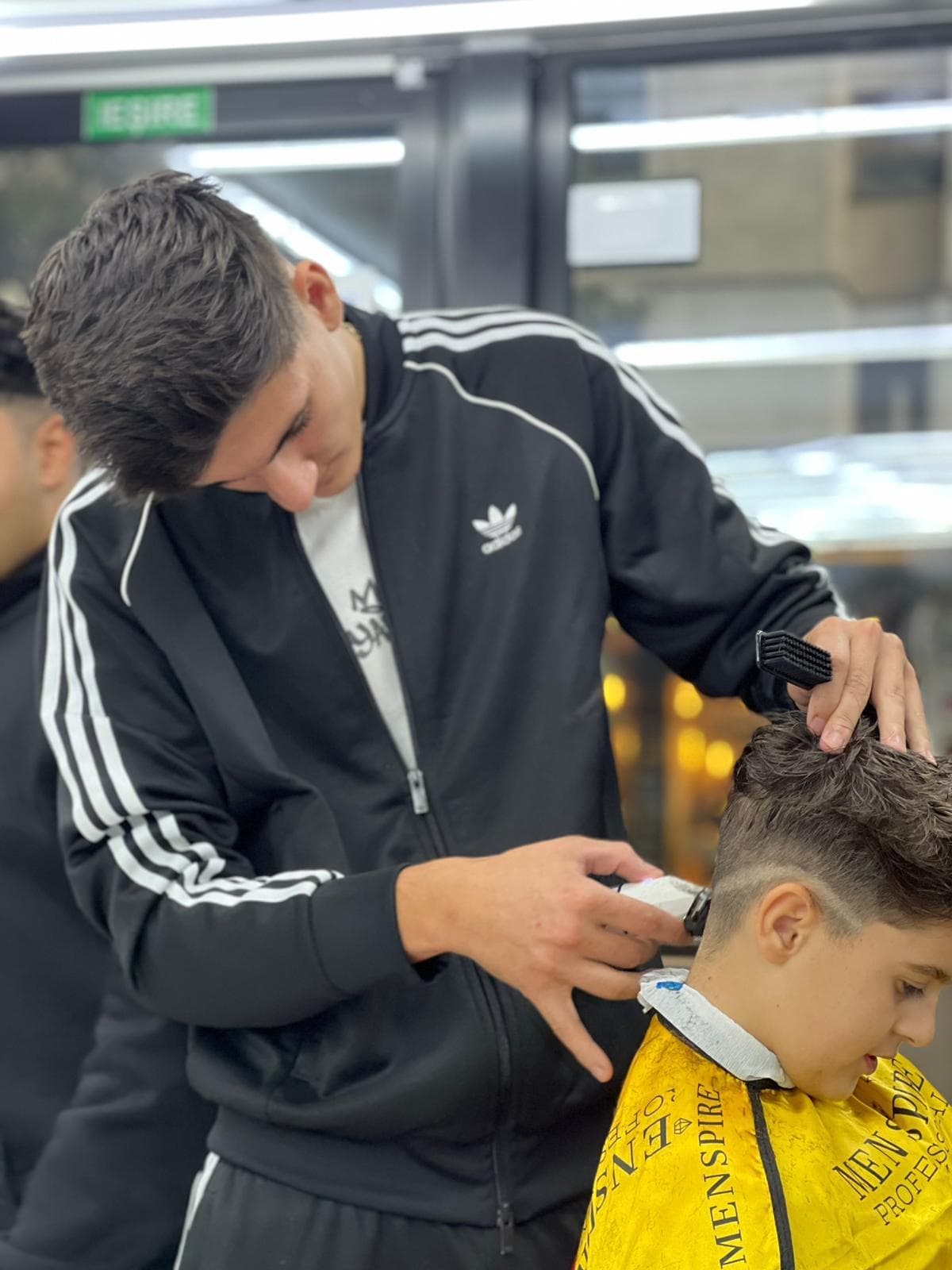 Cursant sub 18 ani la cursul de frizerie PointCut Pitești, la lucru pe model real sub supravegherea instructorului — imaginea 20