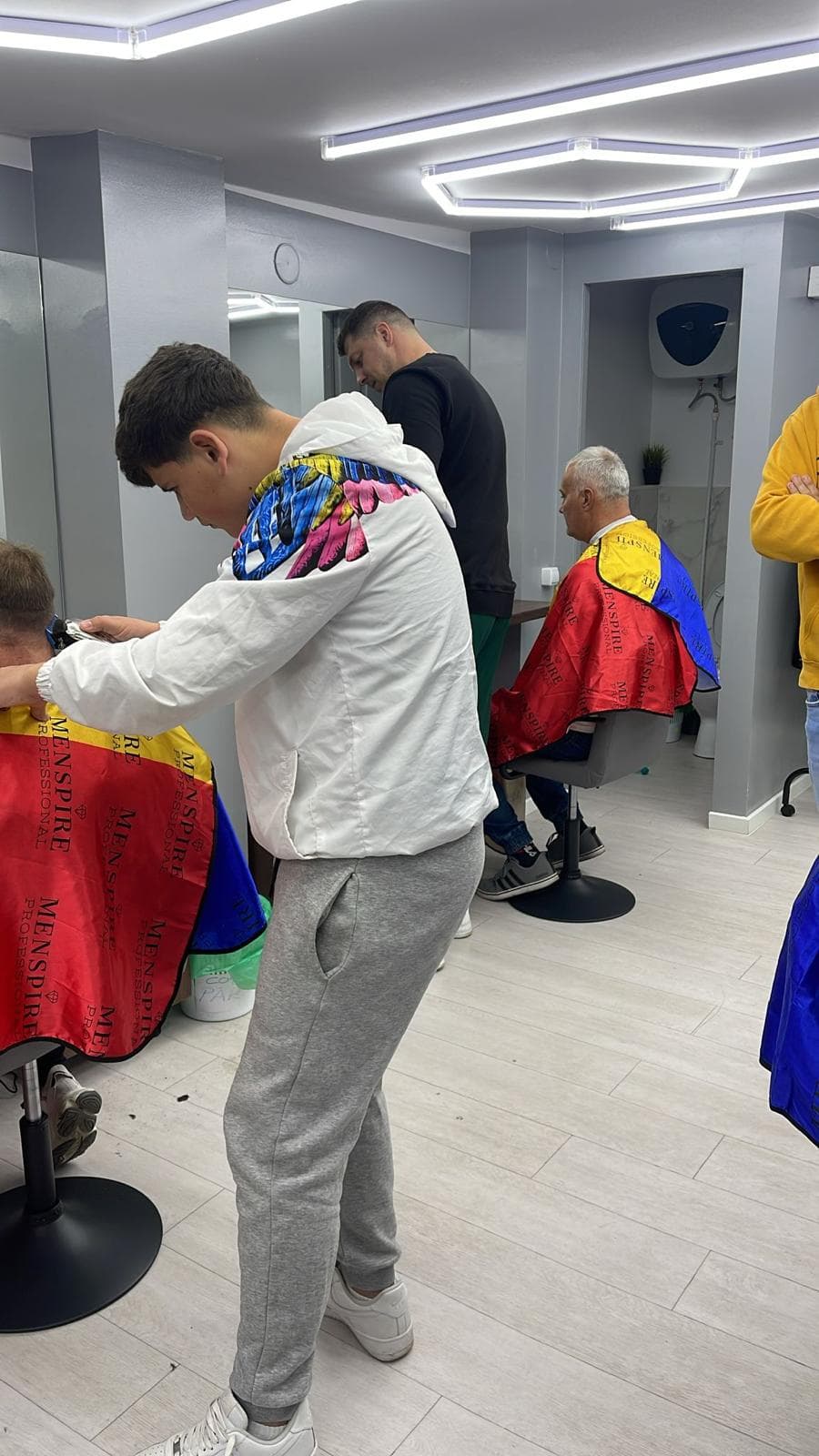 Cursant sub 18 ani la cursul de frizerie PointCut Pitești, la lucru pe model real sub supravegherea instructorului — imaginea 22