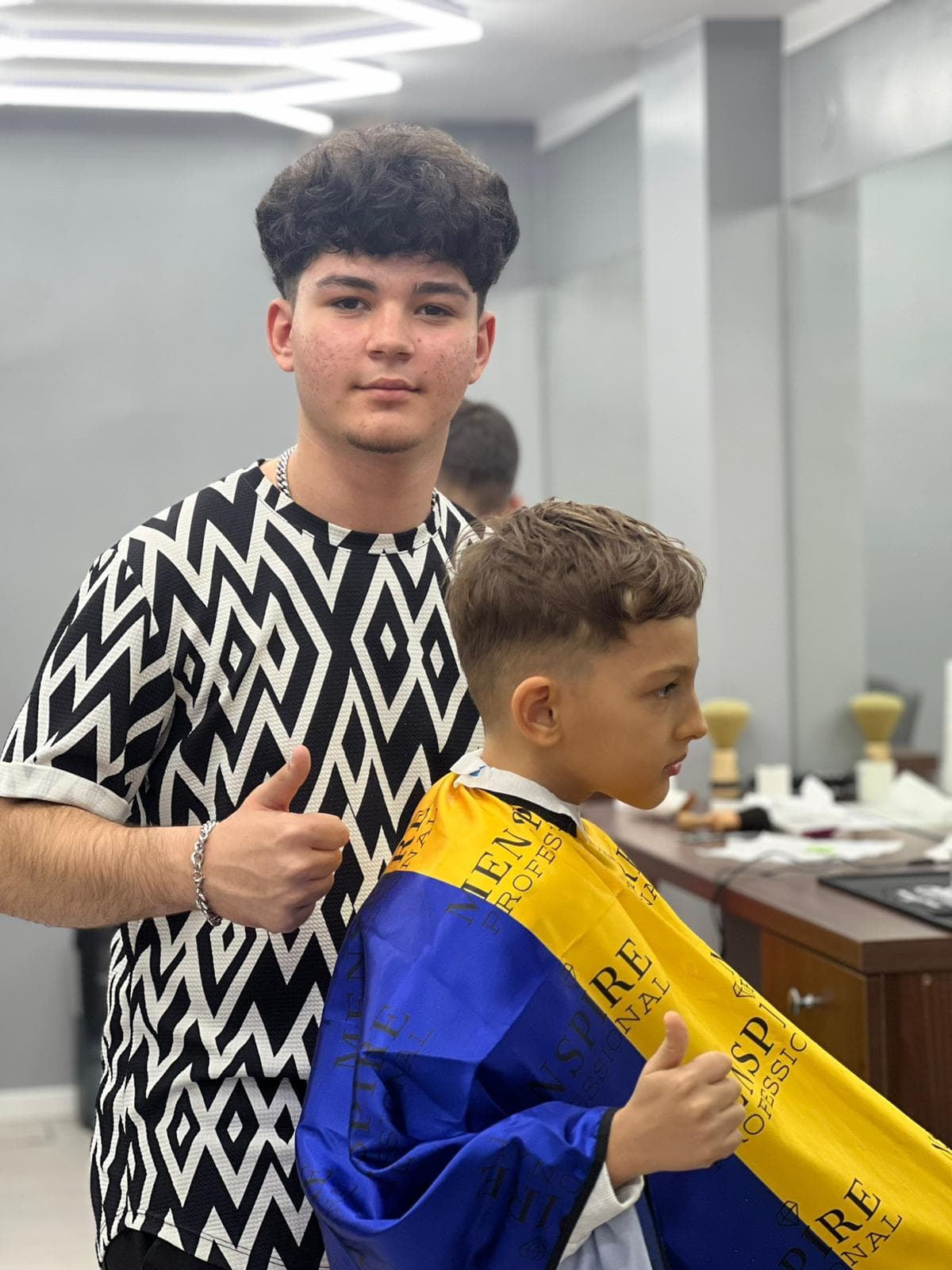 Cursant sub 18 ani la cursul de frizerie PointCut Pitești, la lucru pe model real sub supravegherea instructorului — imaginea 23