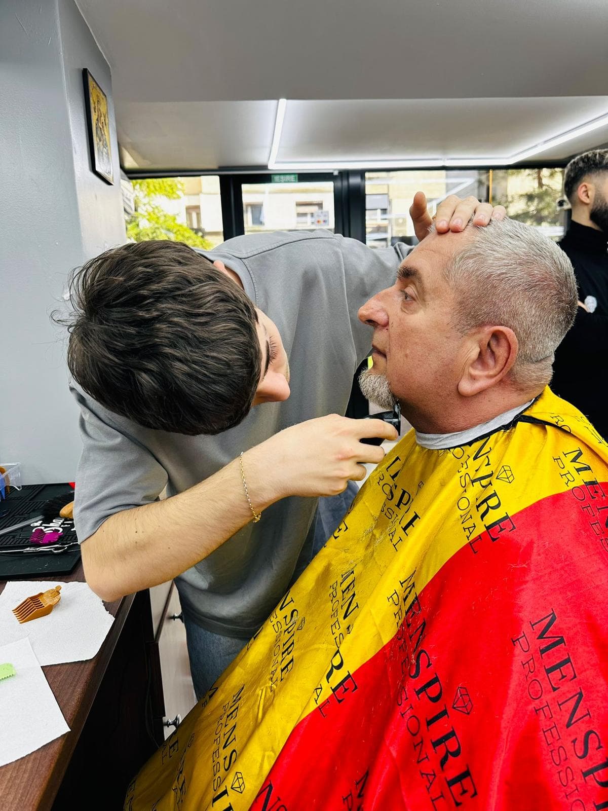 Cursant sub 18 ani la cursul de frizerie PointCut Pitești, la lucru pe model real sub supravegherea instructorului — imaginea 25