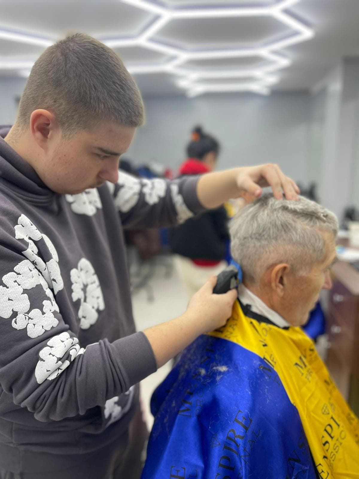 Cursant sub 18 ani la cursul de frizerie PointCut Pitești, la lucru pe model real sub supravegherea instructorului — imaginea 27