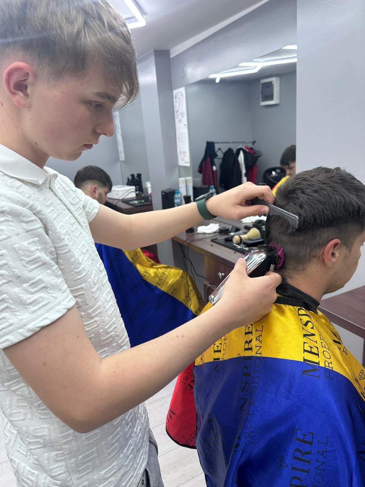 Cursant sub 18 ani la cursul de frizerie PointCut Pitești, la lucru pe model real sub supravegherea instructorului — imaginea 28