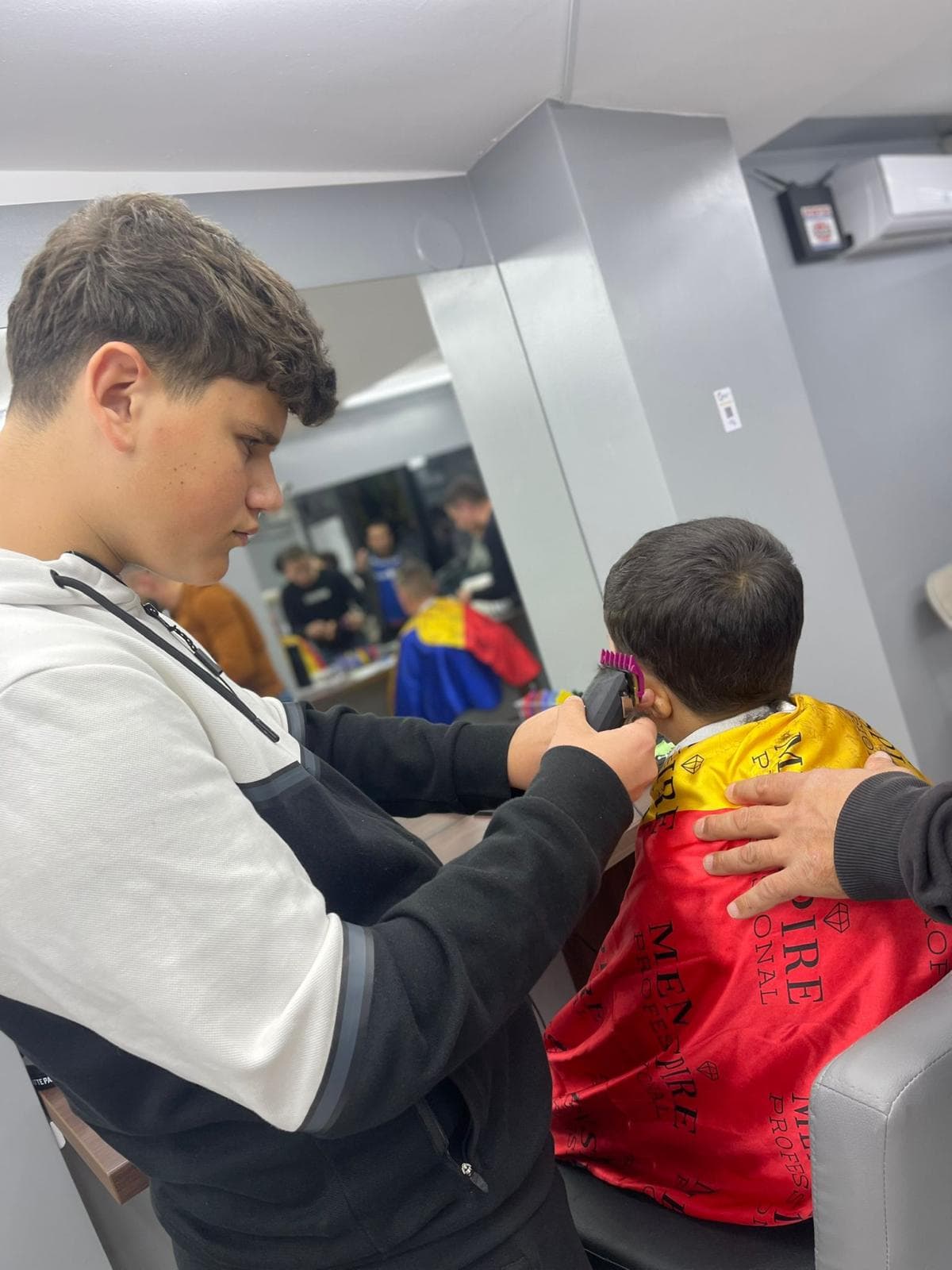 Cursant sub 18 ani la cursul de frizerie PointCut Pitești, la lucru pe model real sub supravegherea instructorului — imaginea 30