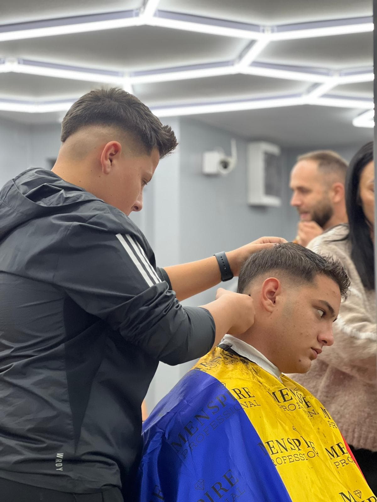 Cursant sub 18 ani la cursul de frizerie PointCut Pitești, la lucru pe model real sub supravegherea instructorului — imaginea 31