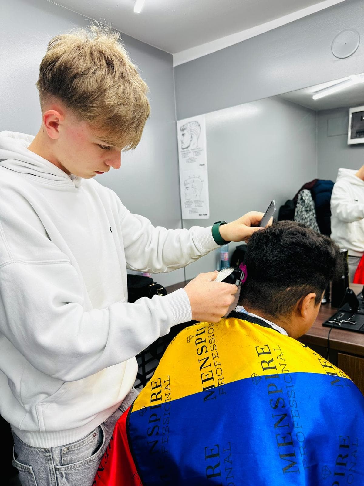 Cursant sub 18 ani la cursul de frizerie PointCut Pitești, la lucru pe model real sub supravegherea instructorului — imaginea 32