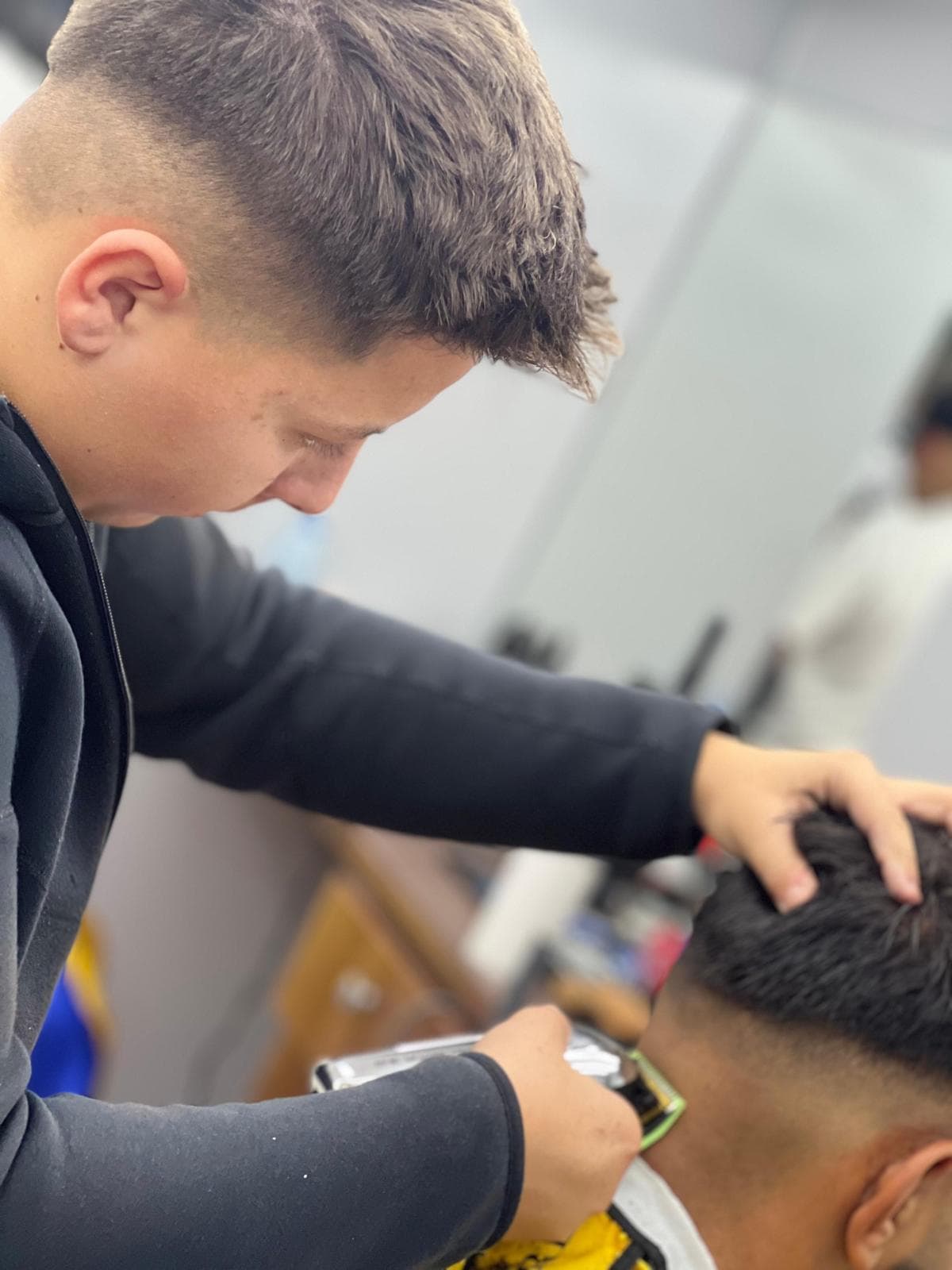Cursant sub 18 ani la cursul de frizerie PointCut Pitești, la lucru pe model real sub supravegherea instructorului — imaginea 35