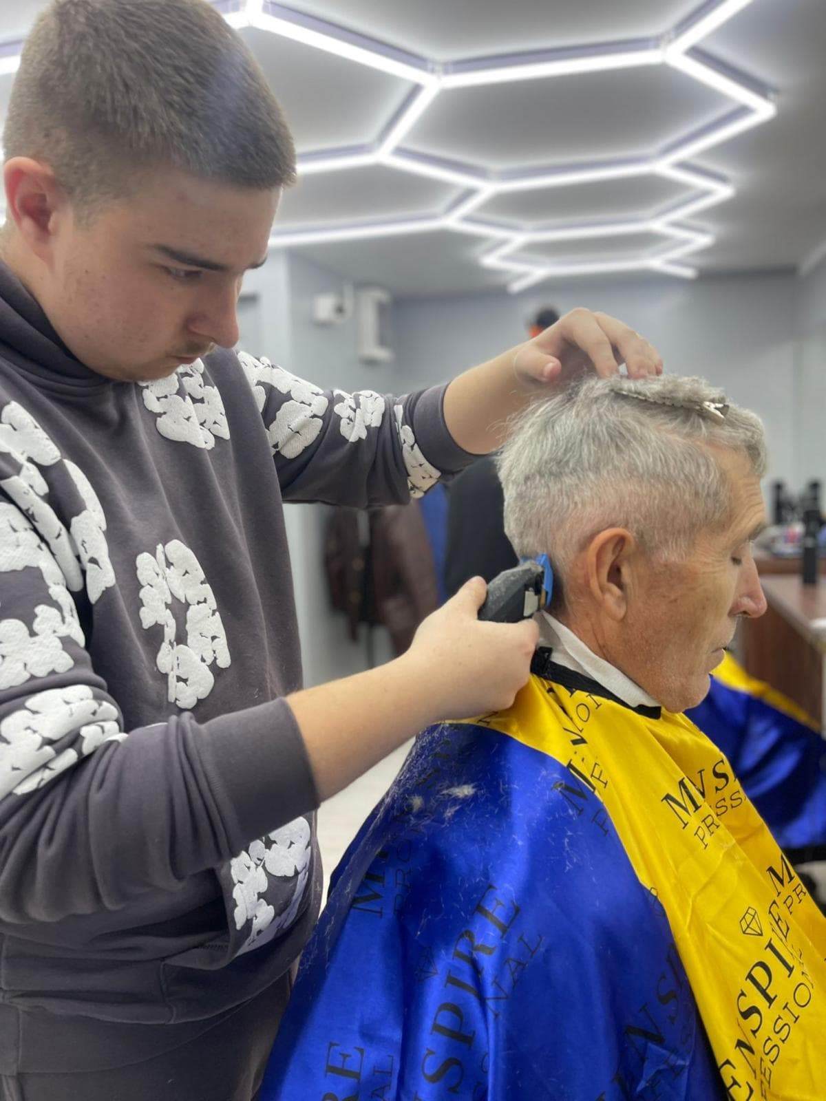 Cursant sub 18 ani la cursul de frizerie PointCut Pitești, la lucru pe model real sub supravegherea instructorului — imaginea 36