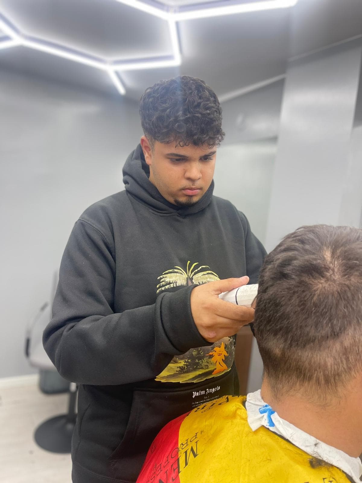 Cursant sub 18 ani la cursul de frizerie PointCut Pitești, la lucru pe model real sub supravegherea instructorului — imaginea 37