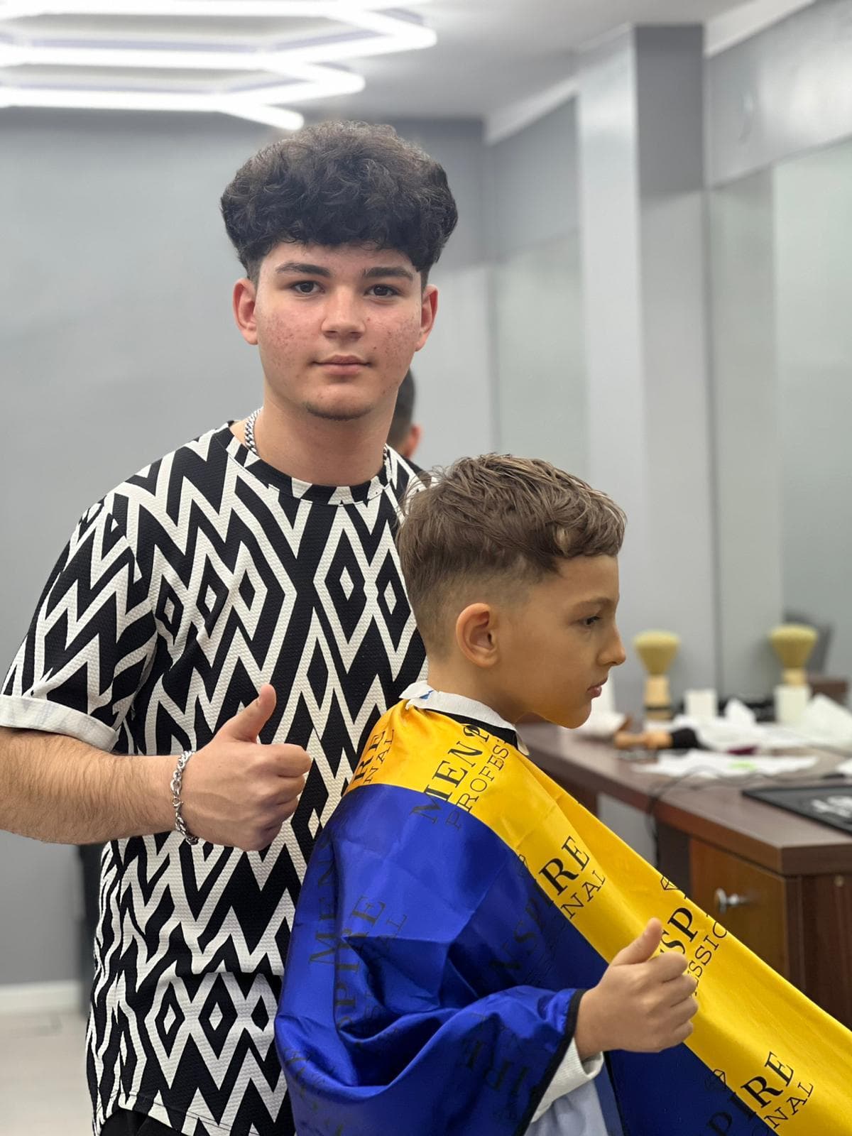 Cursant sub 18 ani la cursul de frizerie PointCut Pitești, la lucru pe model real sub supravegherea instructorului — imaginea 40