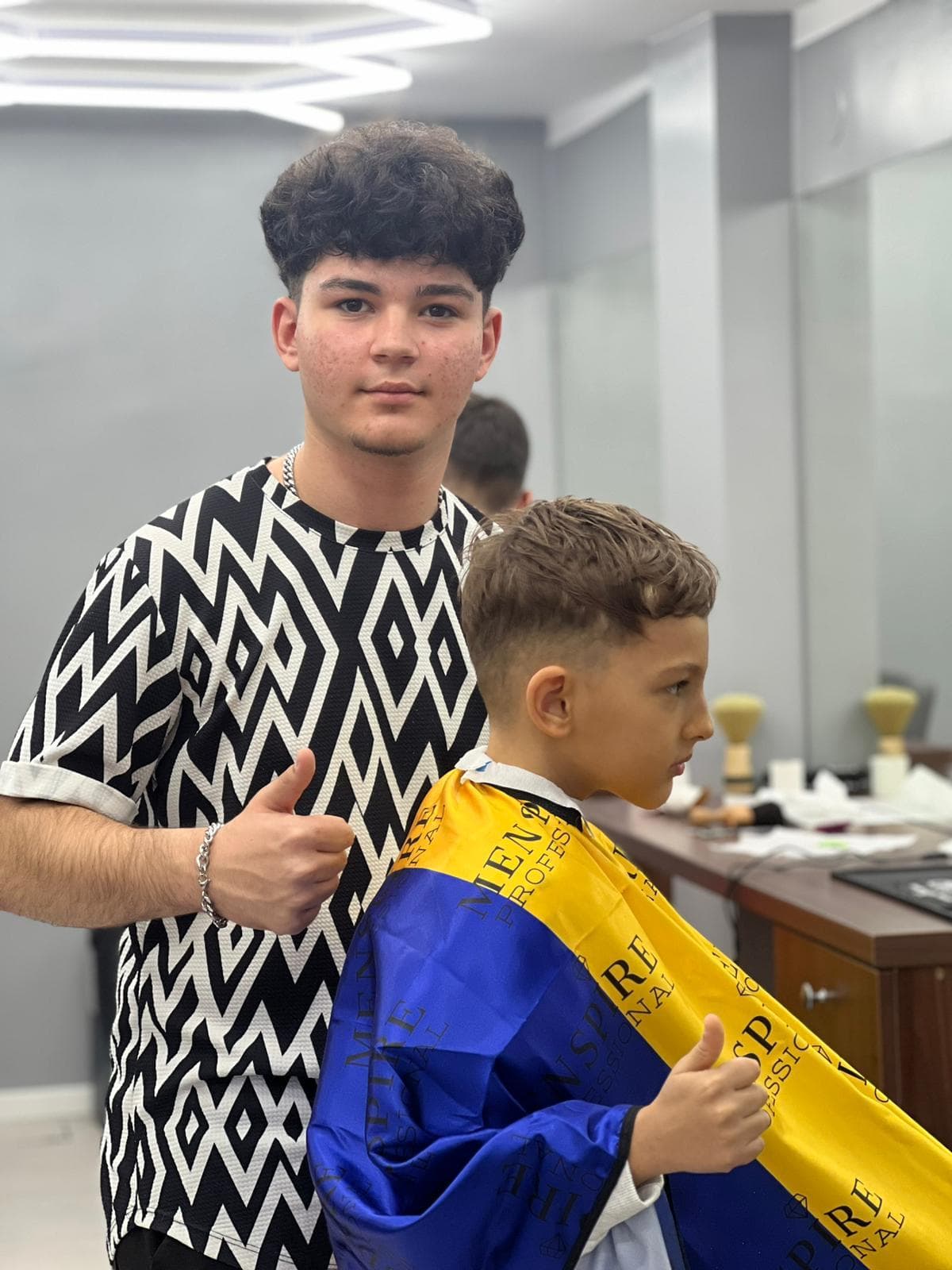Cursant sub 18 ani la cursul de frizerie PointCut Pitești, la lucru pe model real sub supravegherea instructorului — imaginea 41