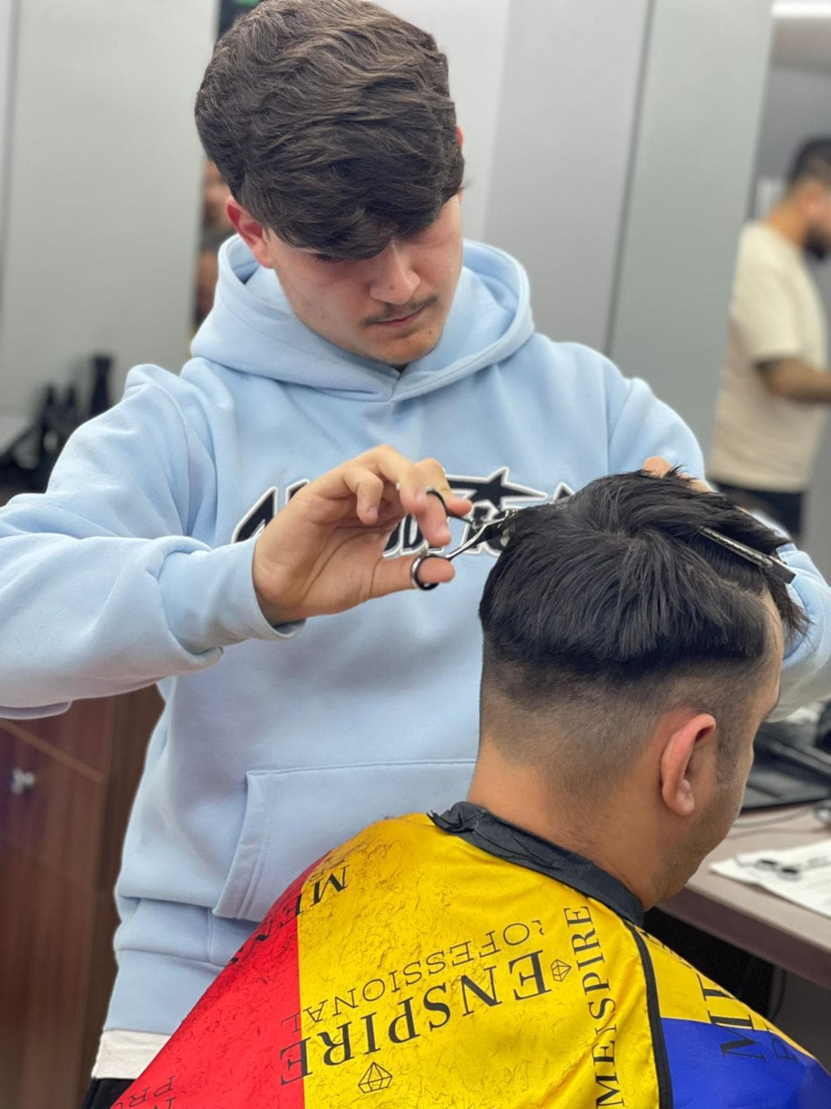 Cursant sub 18 ani la cursul de frizerie PointCut Pitești, la lucru pe model real sub supravegherea instructorului — imaginea 42