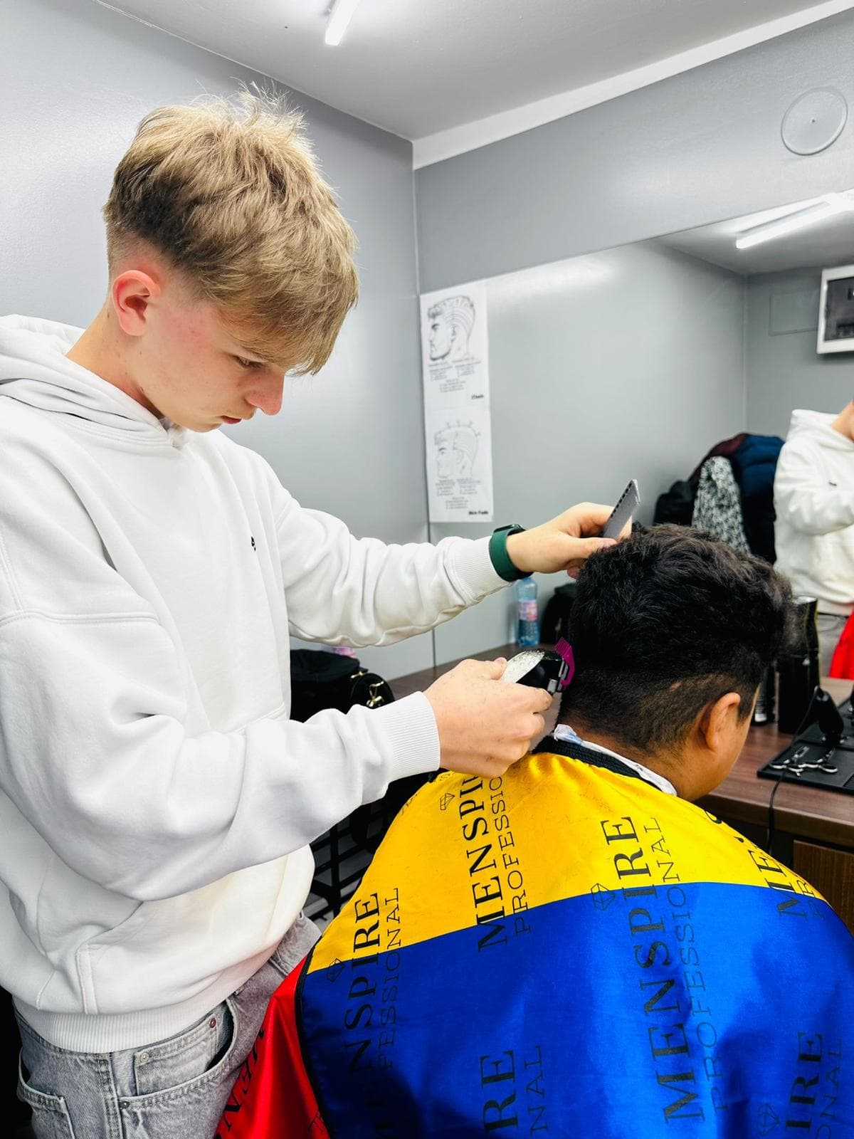 Cursant sub 18 ani la cursul de frizerie PointCut Pitești, la lucru pe model real sub supravegherea instructorului — imaginea 43