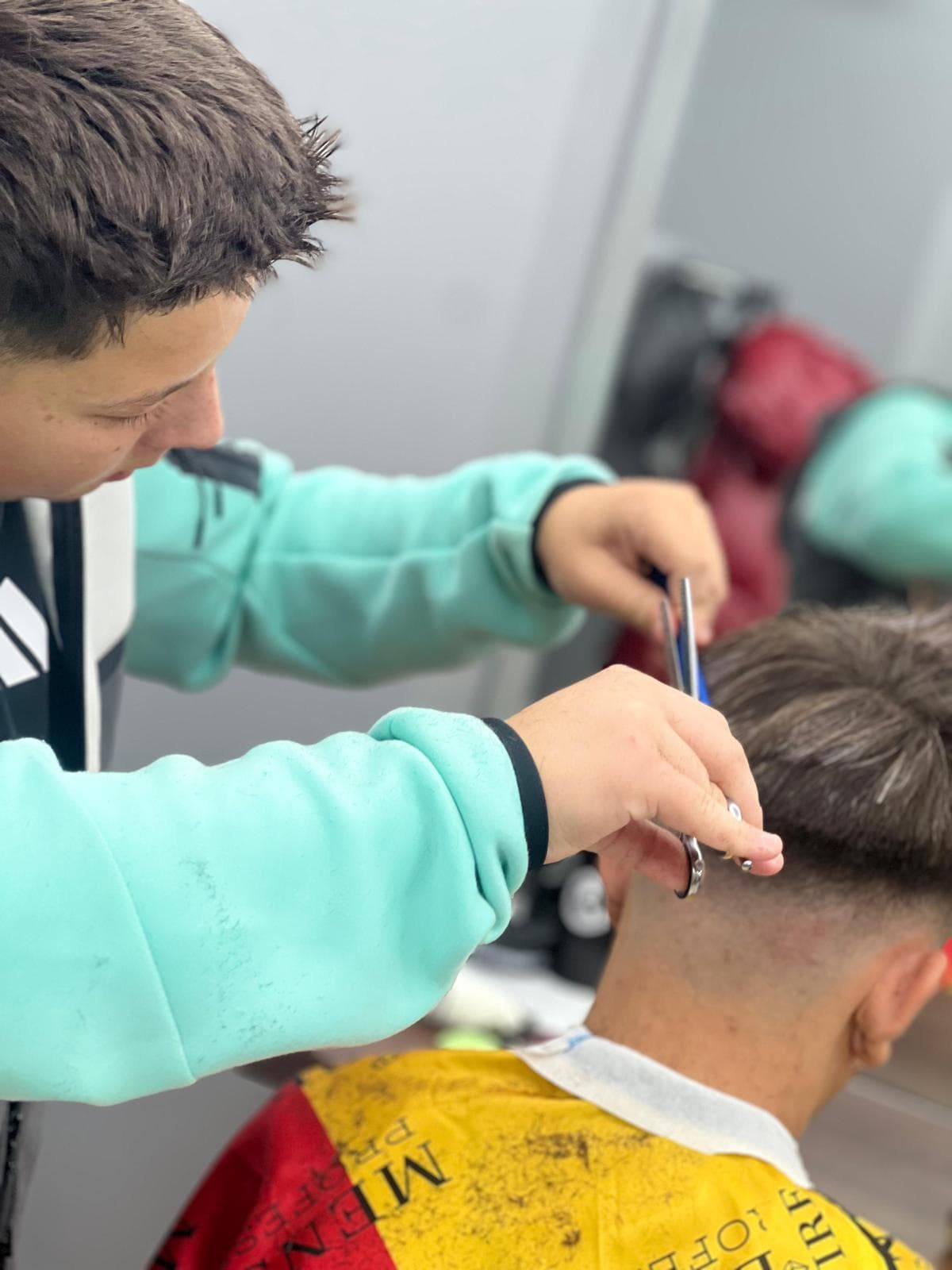Cursant sub 18 ani la cursul de frizerie PointCut Pitești, la lucru pe model real sub supravegherea instructorului — imaginea 45