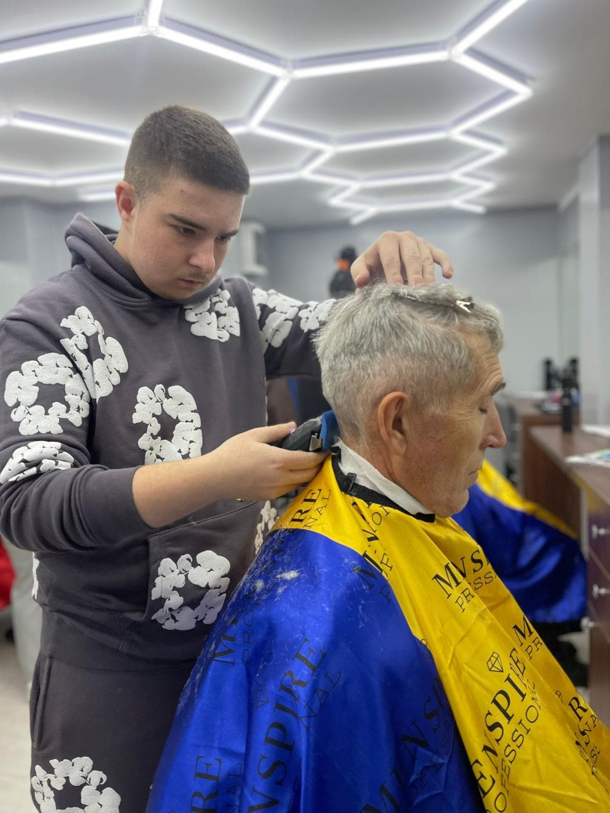 Cursant sub 18 ani la cursul de frizerie PointCut Pitești, la lucru pe model real sub supravegherea instructorului — imaginea 46