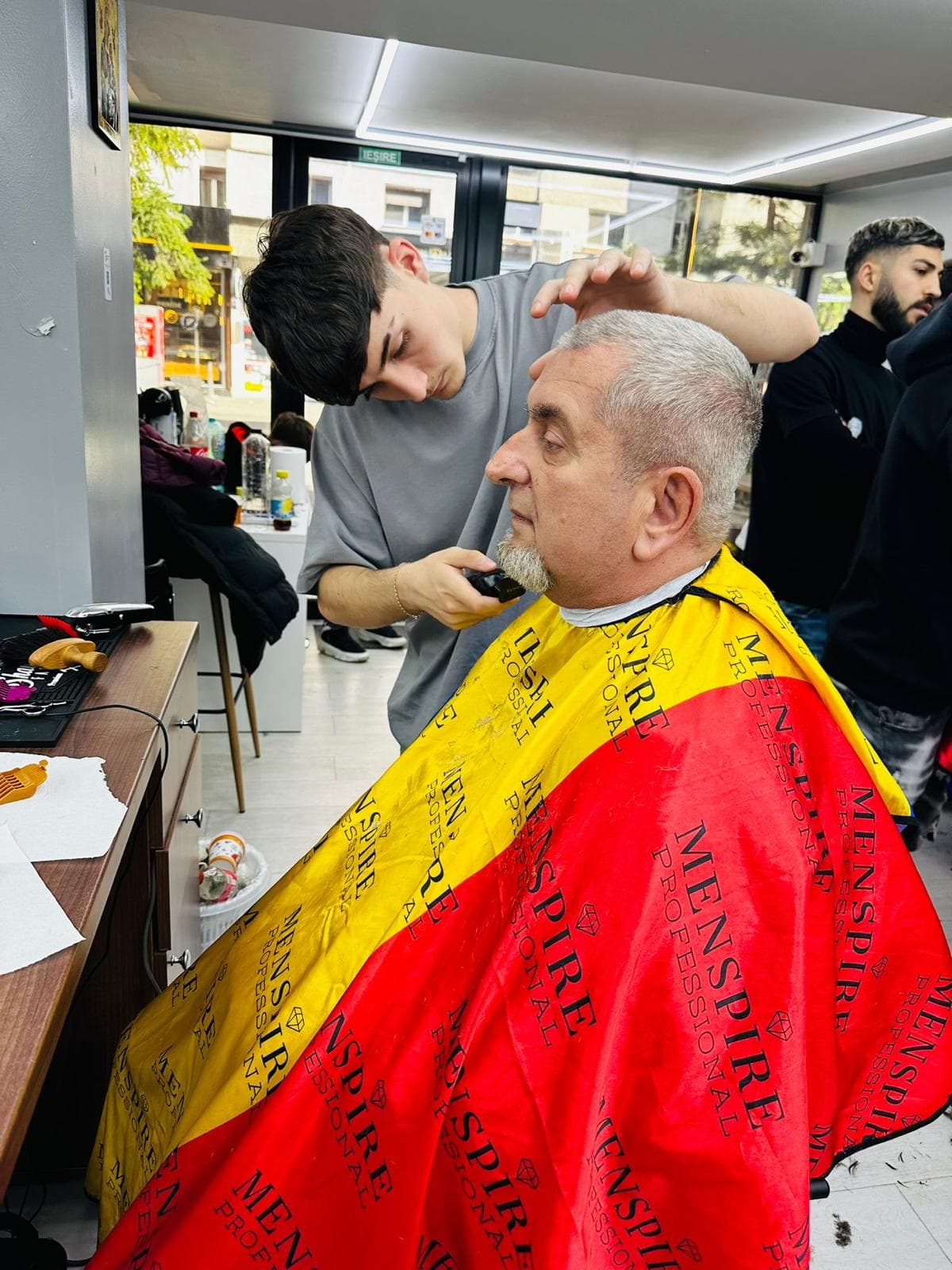 Cursant sub 18 ani la cursul de frizerie PointCut Pitești, la lucru pe model real sub supravegherea instructorului — imaginea 49