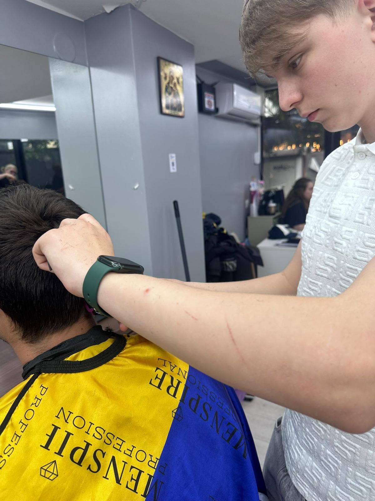 Cursant sub 18 ani la cursul de frizerie PointCut Pitești, la lucru pe model real sub supravegherea instructorului — imaginea 50