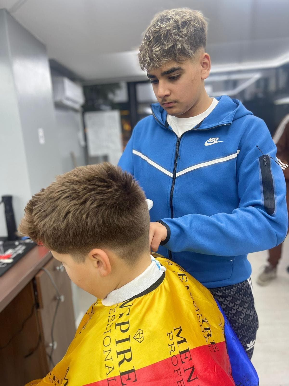 Cursant sub 18 ani la cursul de frizerie PointCut Pitești, la lucru pe model real sub supravegherea instructorului — imaginea 52