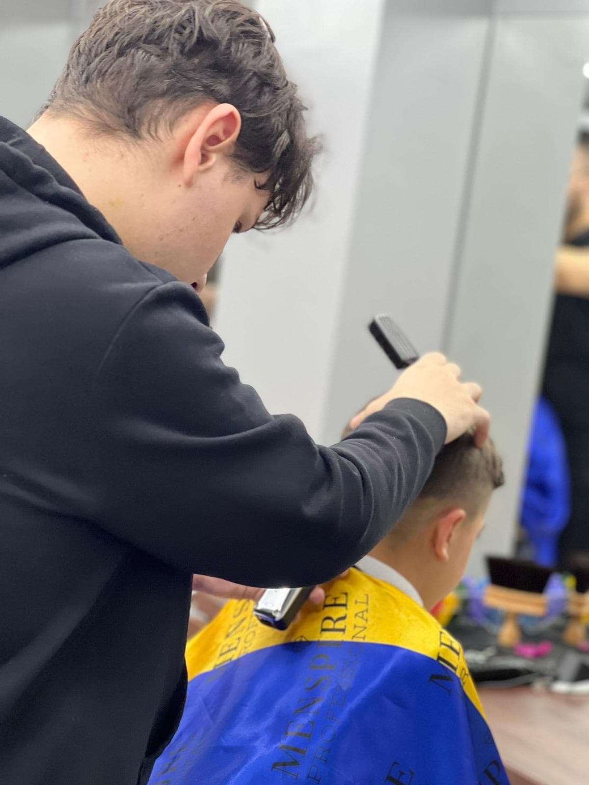 Cursant sub 18 ani la cursul de frizerie PointCut Pitești, la lucru pe model real sub supravegherea instructorului — imaginea 54