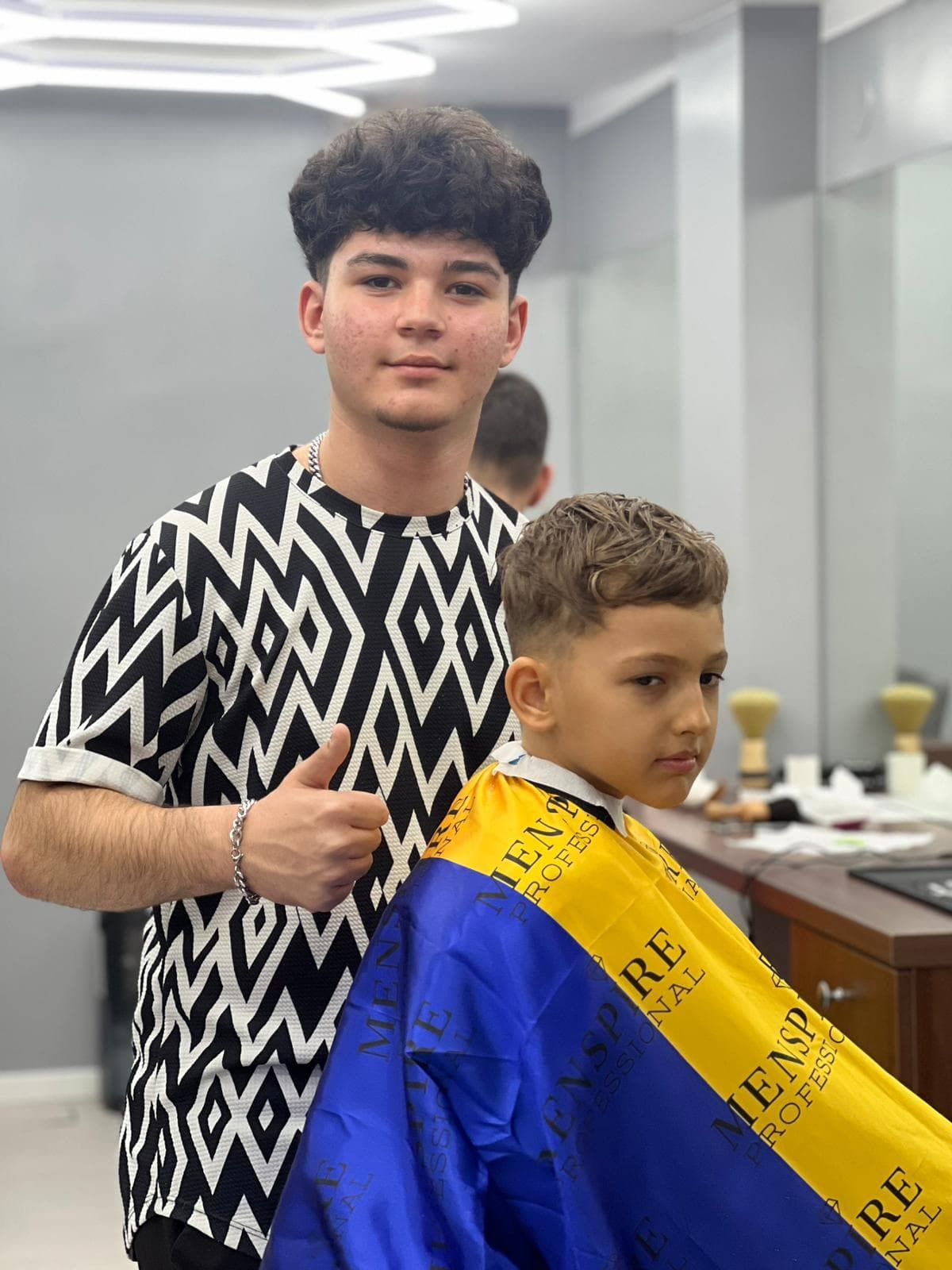 Cursant sub 18 ani la cursul de frizerie PointCut Pitești, la lucru pe model real sub supravegherea instructorului — imaginea 55