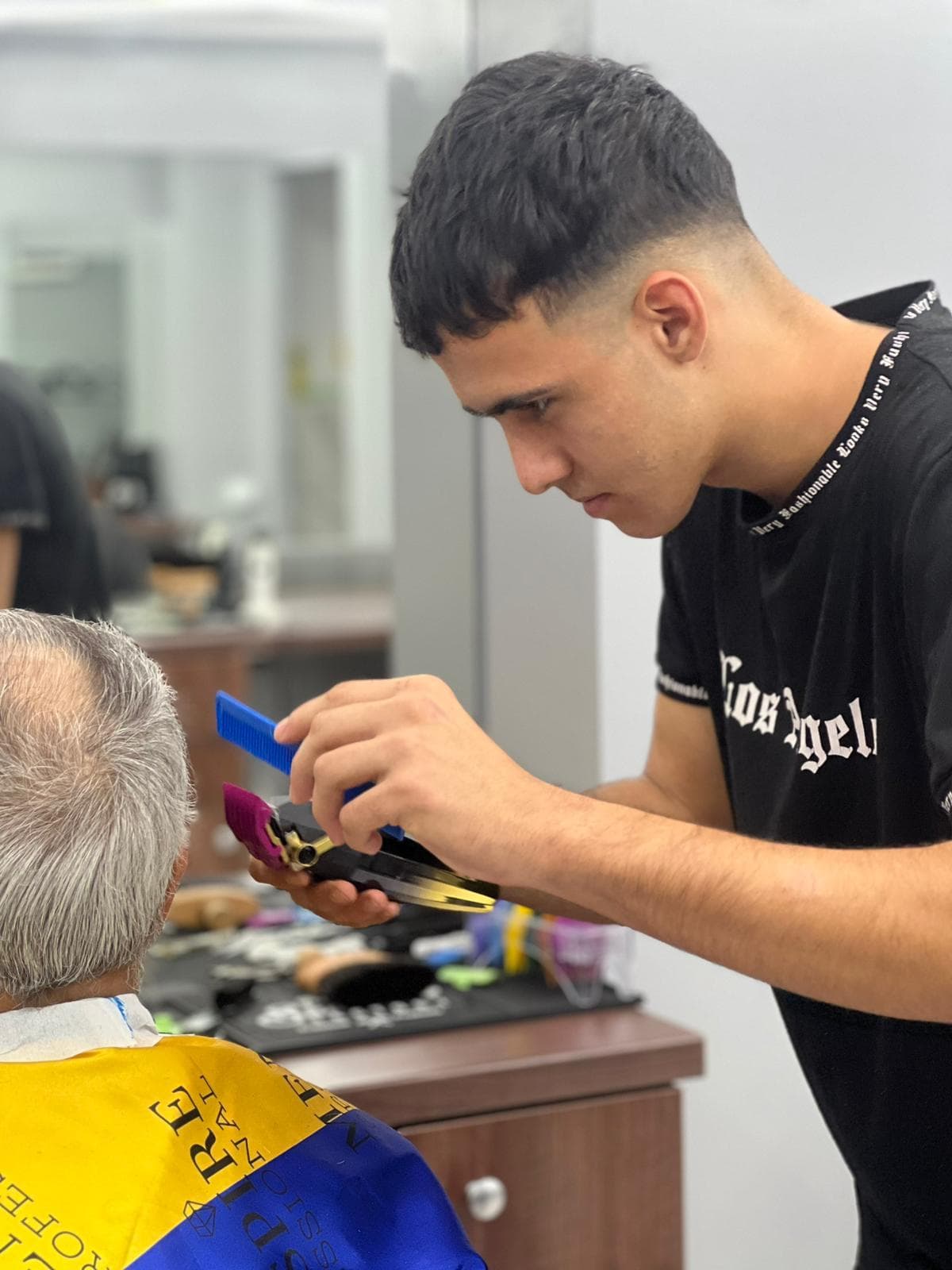 Cursant sub 18 ani la cursul de frizerie PointCut Pitești, la lucru pe model real sub supravegherea instructorului — imaginea 61