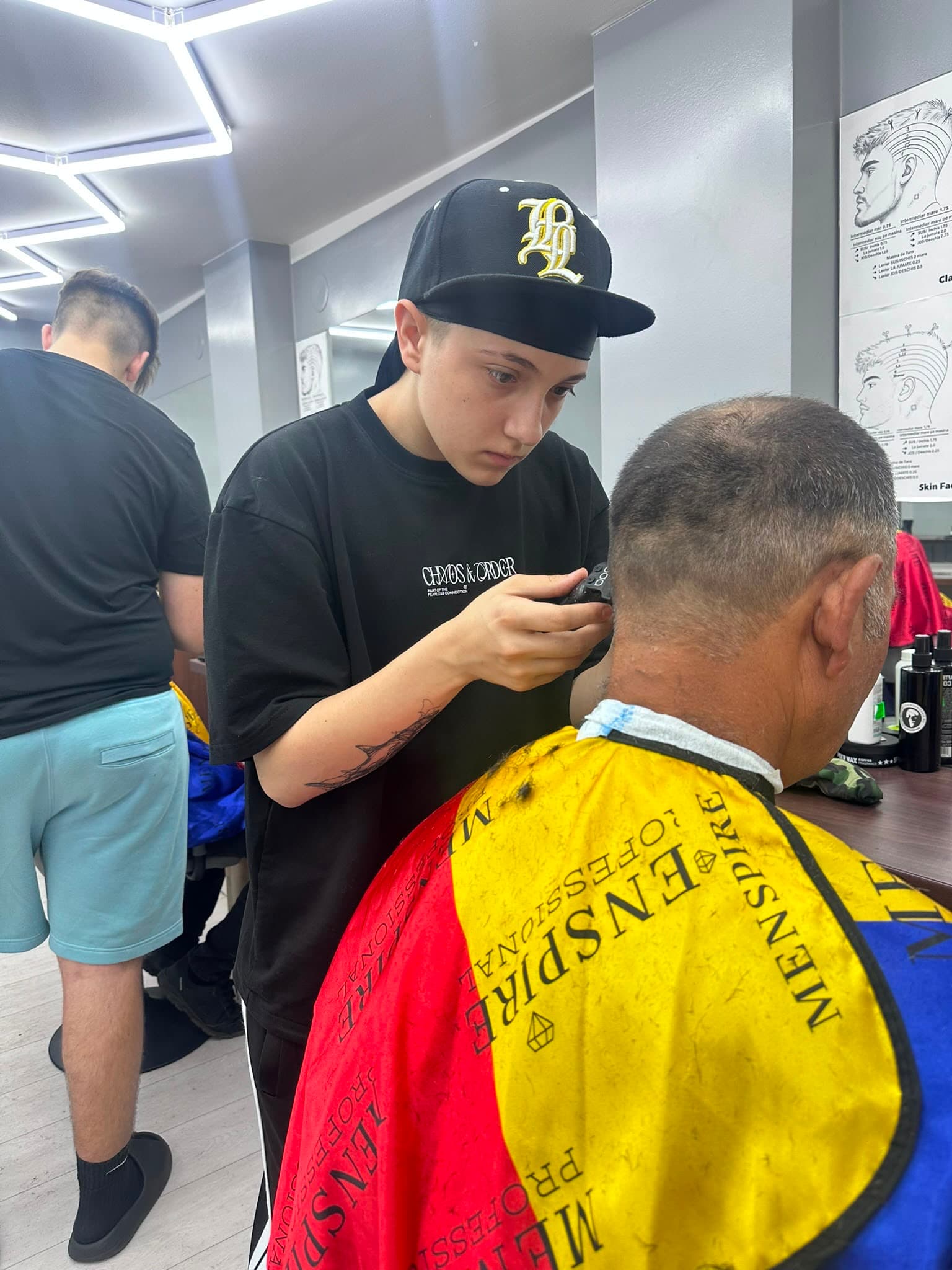 Cursant sub 18 ani la cursul de frizerie PointCut Pitești, la lucru pe model real sub supravegherea instructorului — imaginea 7