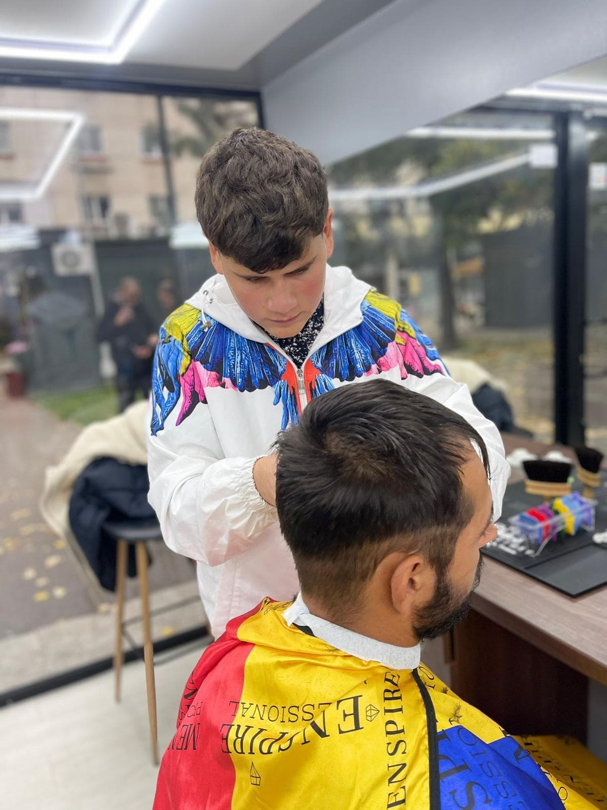 Cursant sub 18 ani la cursul de frizerie PointCut Pitești, la lucru pe model real sub supravegherea instructorului — imaginea 9