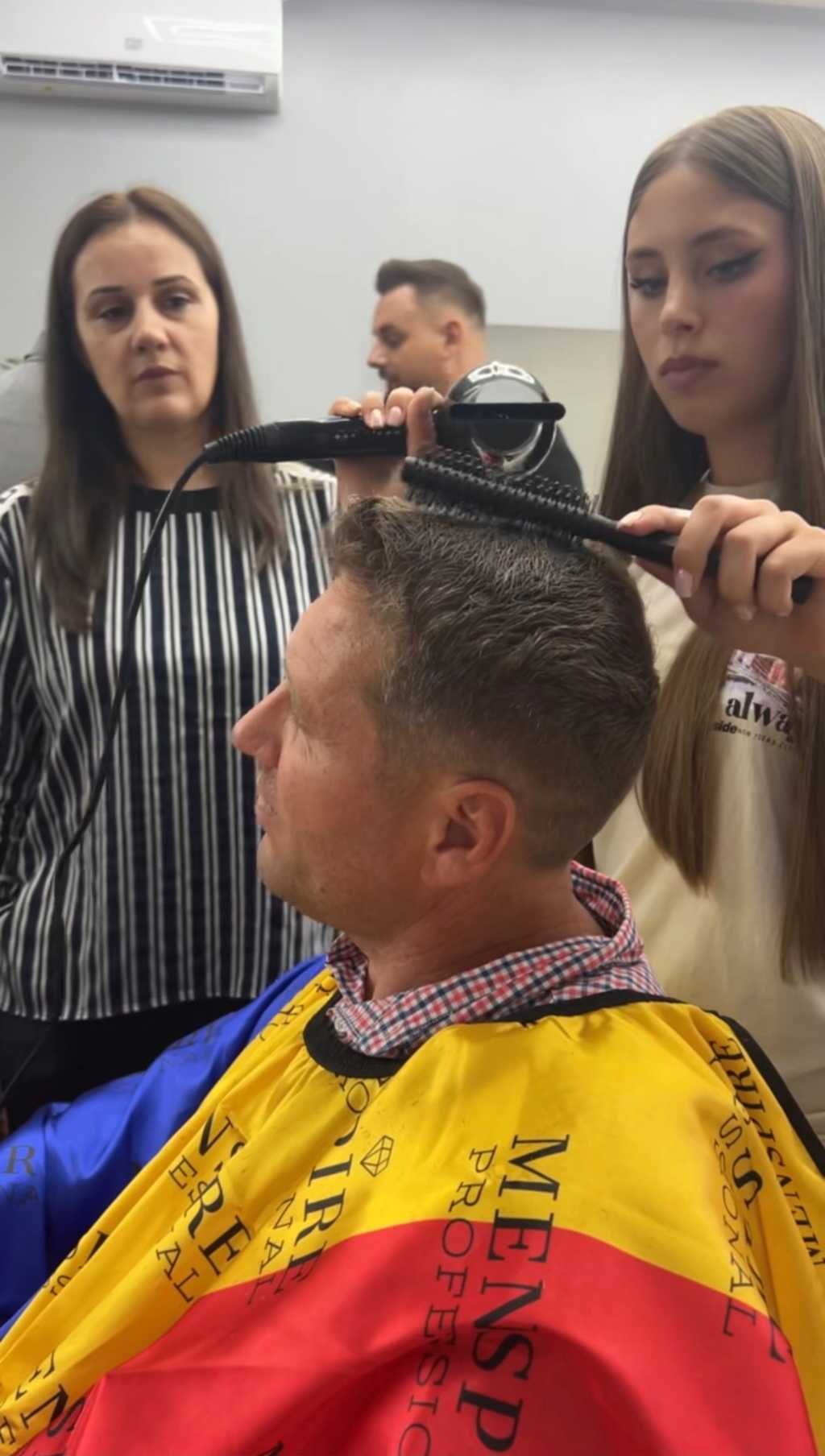 Cursantă frizerie femei PointCut Pitești 12