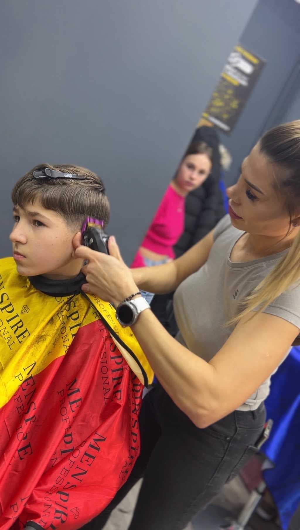 Cursantă frizerie femei PointCut Pitești 9