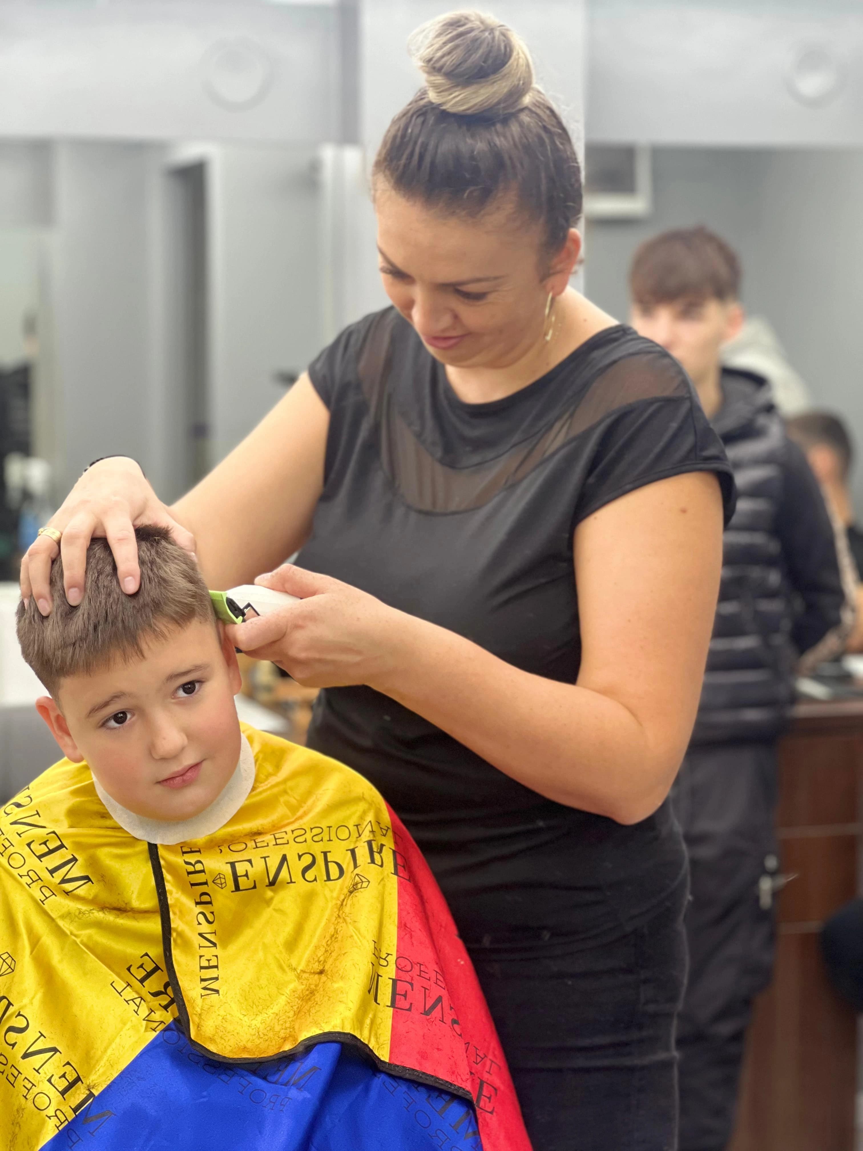 Curs frizerie Pitești — cursant pe model real 8