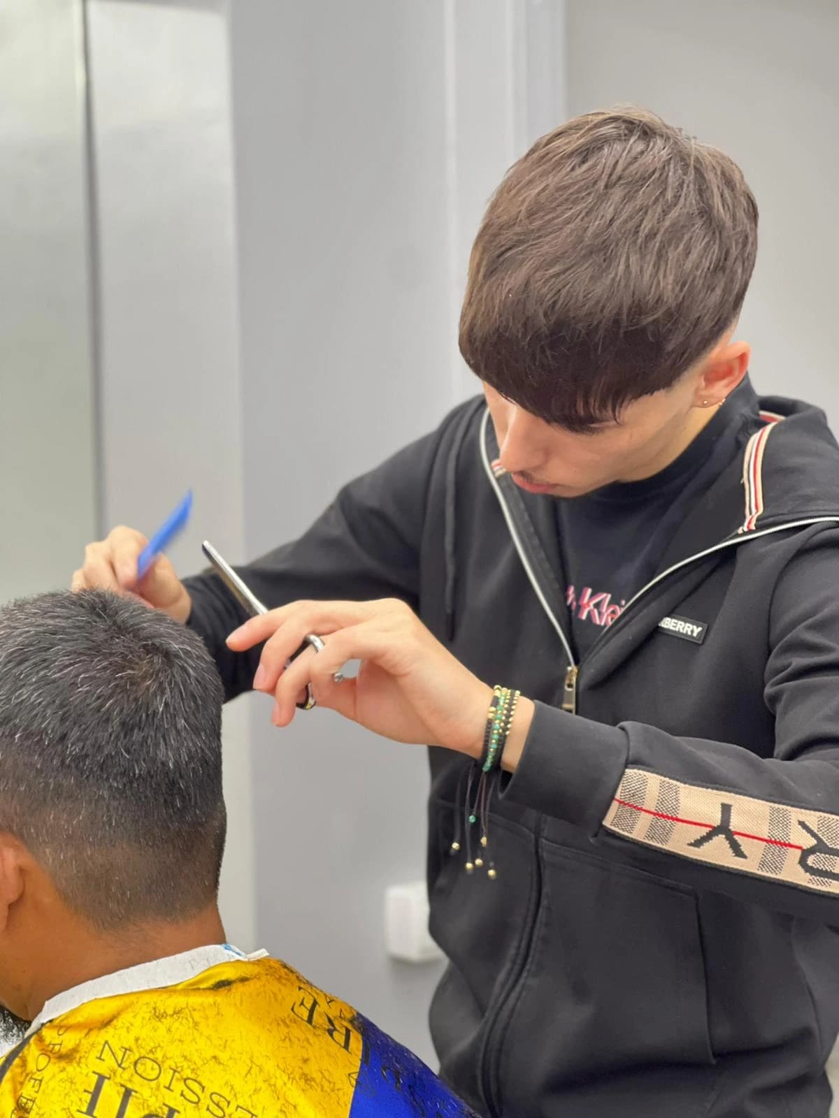 Curs frizerie Pitești — cursant pe model real 9