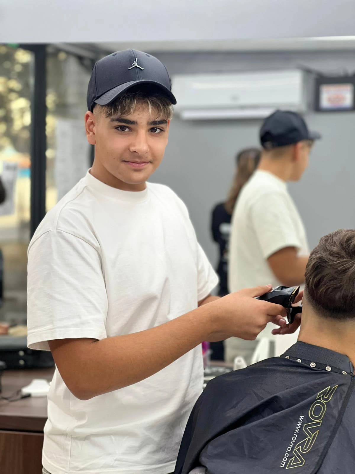 Curs frizerie Pitești — cursant pe model real 11