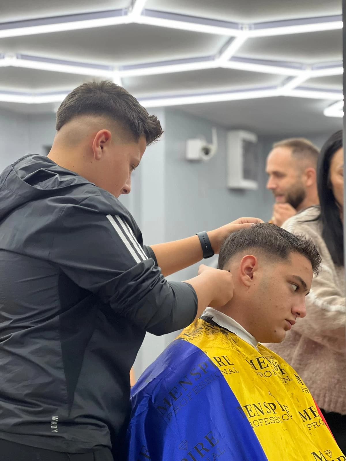 Curs frizerie Pitești — cursant pe model real 15