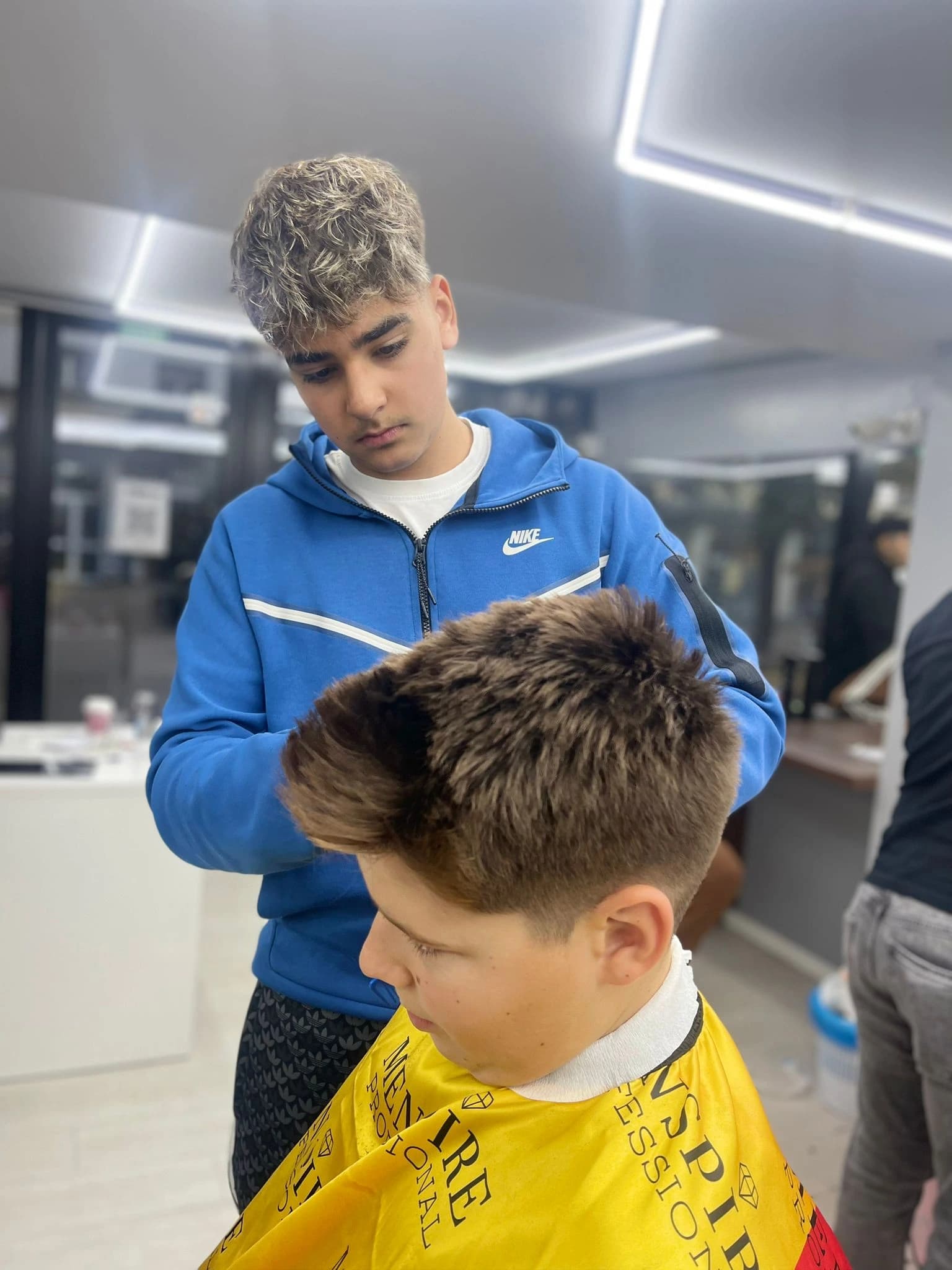 Curs frizerie Pitești — cursant pe model real 21