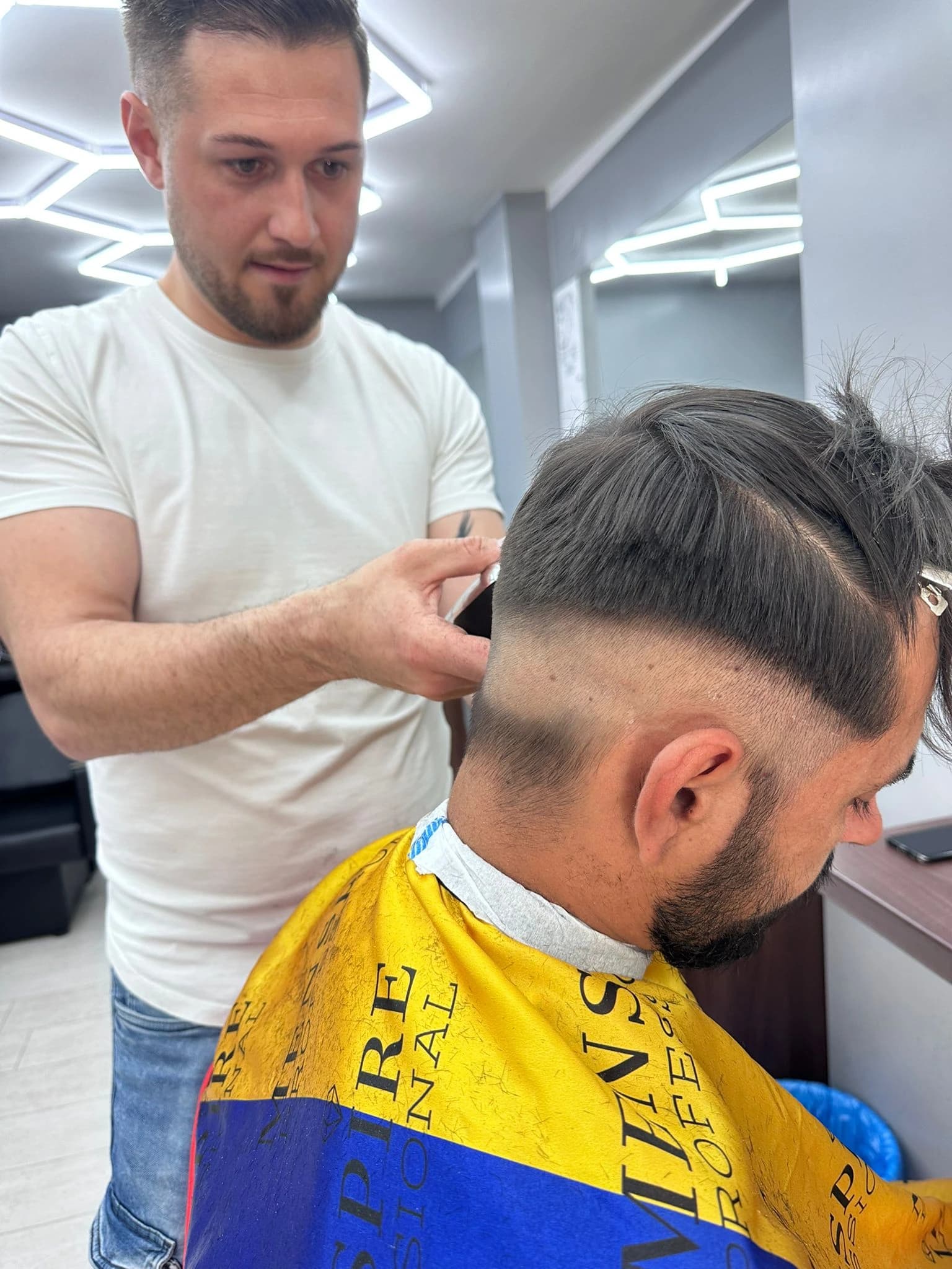Curs frizerie Pitești — cursant pe model real 23