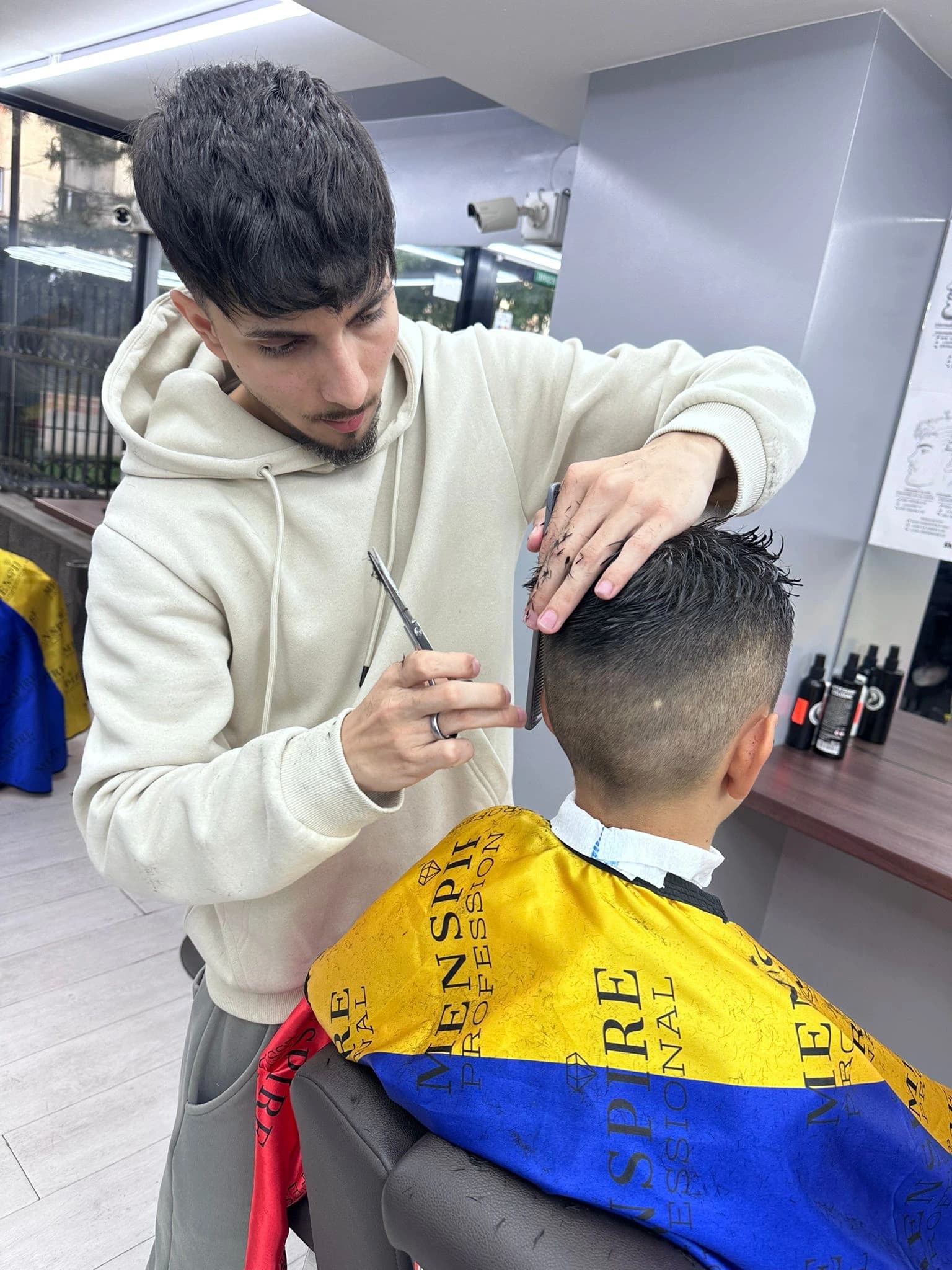 Curs frizerie Pitești — cursant pe model real 25