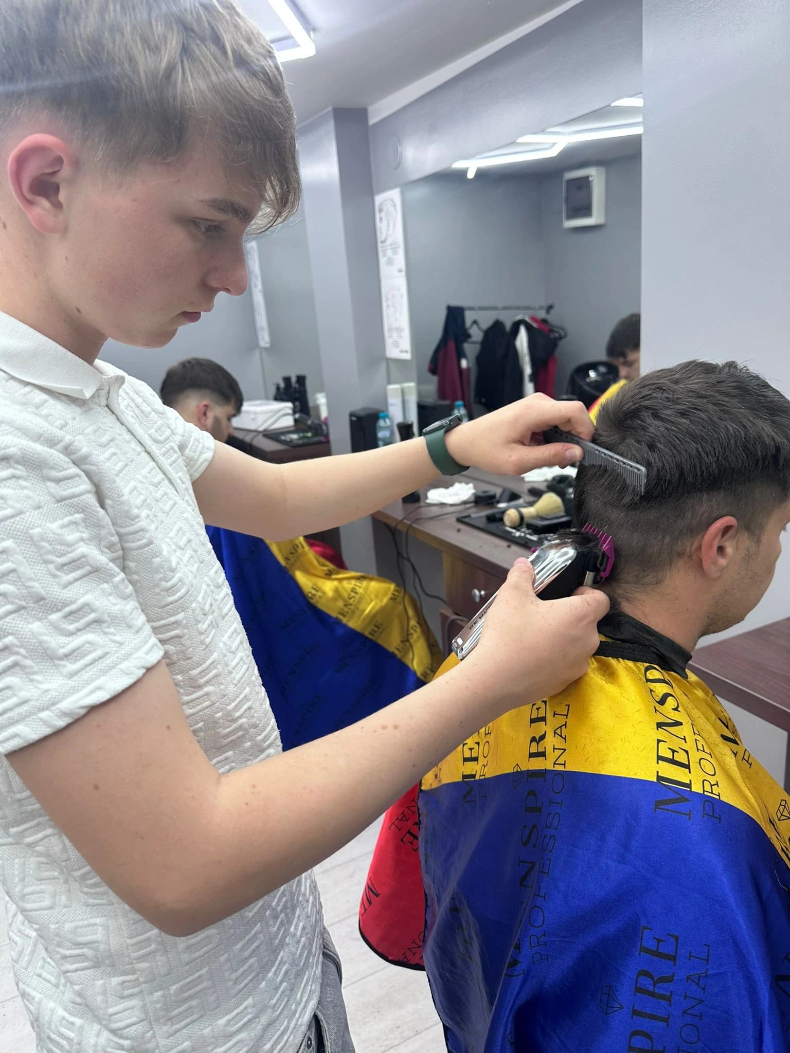 Curs frizerie Pitești — cursant pe model real 26